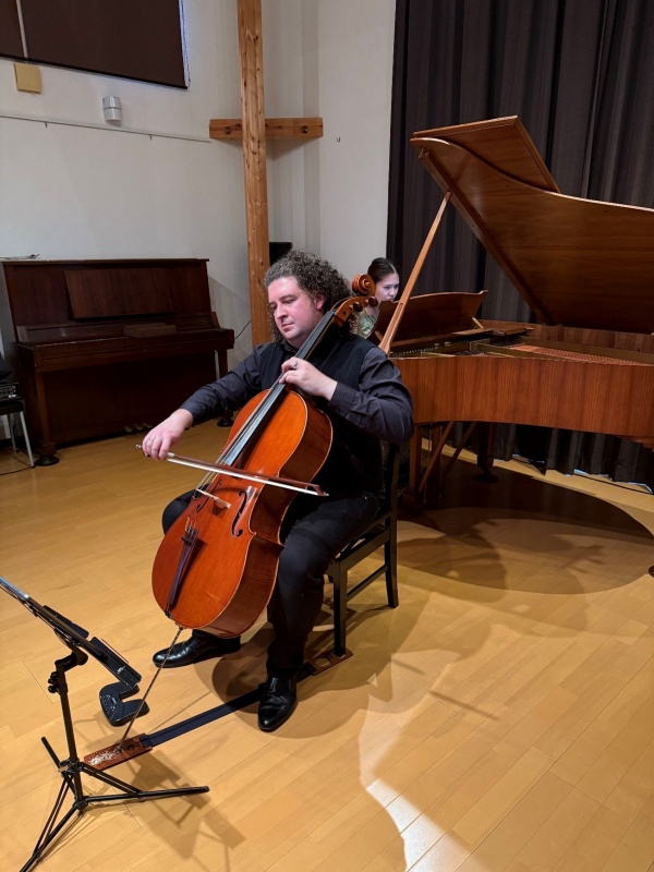 演奏するグリブさん