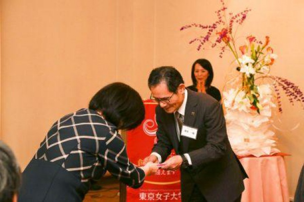 NY支部から大学へ100周年寄付金贈呈