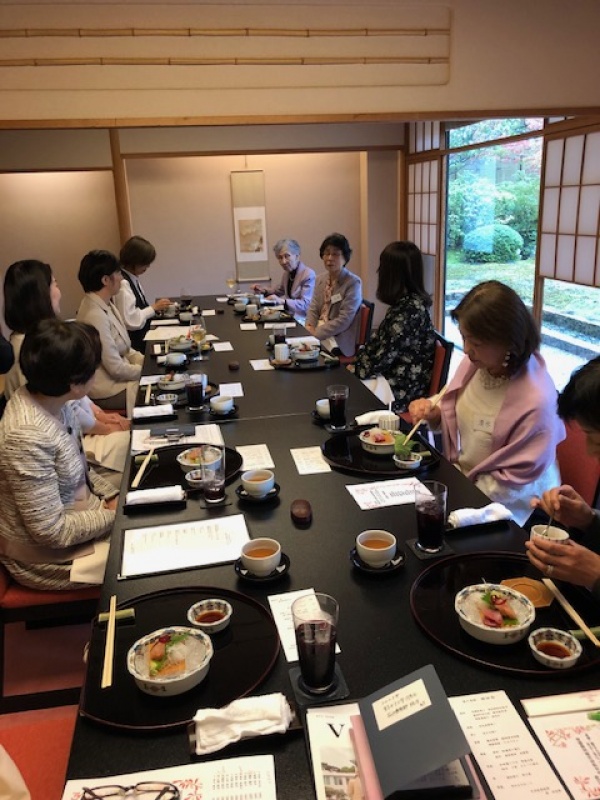 食事しながら一人ずつ近況報告