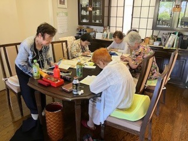 講師の八木さん(左)と参加者