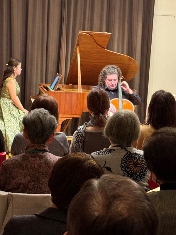 演奏するグリブさんとピアニスト村田果穂さん