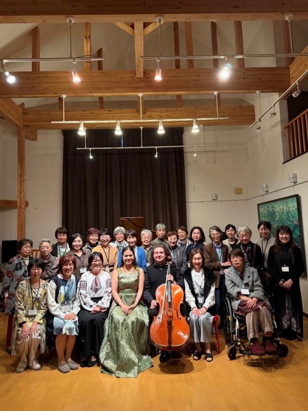 チェリスト・グリブさんを囲んで、参加者全員で